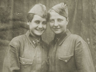 Русские разведчицы, справа известная Елена Федоровна Колесова