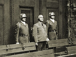 Нацистский преступник Готтлоб Бергер слушает решение суда