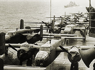 Американские бомбардировщики В-25В на палубе авианосца «Хорнет»