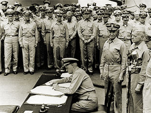 Честер У. Нимиц подписывает со стороны США акт о безоговорочной капитуляции Японии