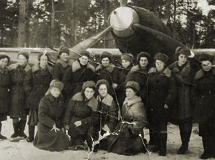 Женщины &mdash; техники у штурмовика Ил-2