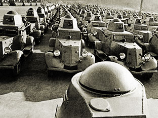 Советские бронеавтомобили около линии фронта