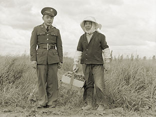 Солдат лагеря Леонард Вуд с матерью в Калифорнии