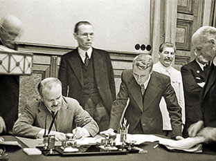 Между Советским Союзом Латвией, Литвой и Эстонией заключен договор, дающий право советскому правительству размещать свои военные базы на территории данных стран