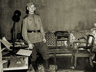 Советский солдат в апартаментах Геббельса в бункере