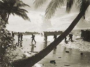 Солдаты 160-ого американского пехотного полка высаживаются на Гуадалканале